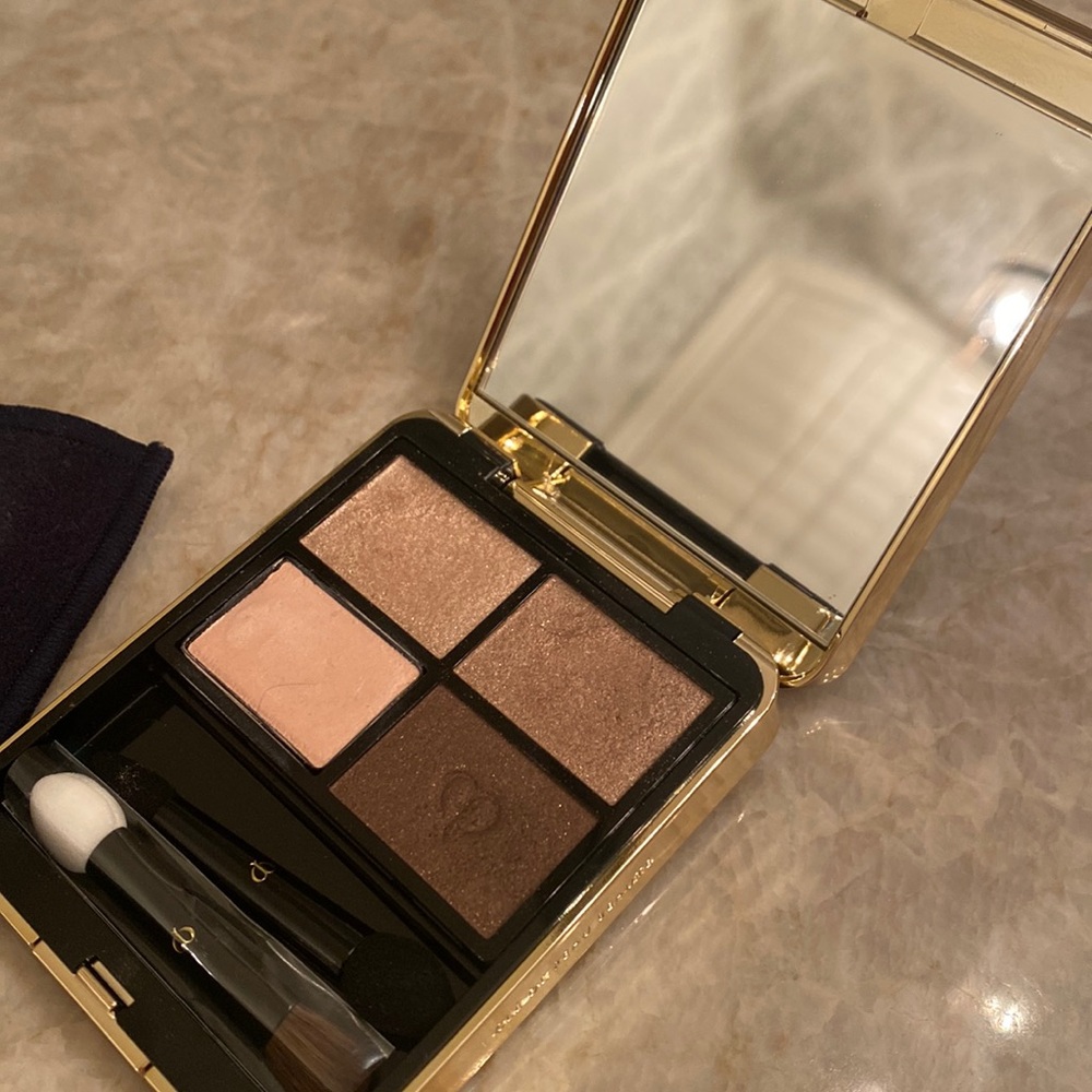 Cle De Peau eyeshadow quad in the new formula in the color Sand Dune